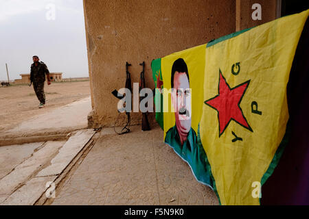 Eine Fahne, die Figur des ehemaligen PKK-Militante Führer Abdullah Öcalan in einem Ypg kurdische Volk der Protection Unit militärischen Compound in al-Hasaka oder Hassakeh District oder rojava der De-facto-kurdische autonome Region mit Ursprung in und aus drei selbständigen Gemeinden im nördlichen Syrien gesehen Stockfoto