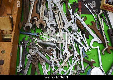 Viele der alten Werkzeuge und die Tasten auf dem Flohmarkt warten auf Kunden. Stockfoto