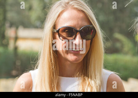 Beirut, Libanon. 7. November 2015. Englische Läufer Paula Radcliffe besucht den Dienst der Erinnerung auf dem Commonwealth Gräber Friedhof in Beirut Libanon zusammen mit anderen ausländischen Würdenträgern aus Australien, Großbritannien und den Vereinten Nationen Kredit: Amer Ghazzal/Alamy Live-Nachrichten Stockfoto