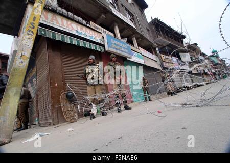 Srinagar, Indien. 7. November 2015. Indischen paramilitärische Soldaten stehen Warnung in Srinagar im Sommer, die Hauptstadt des indischen Kashmir.Authorities auferlegte strengen Beschränkungen in Srinagar, Million März Folie namens kaschmirischen Separatisten am Vorabend der indische Premierminister Narendra Modi Rallye in Srinagar verabreicht. Bildnachweis: Faisal Khan/Pacific Press/Alamy Live-Nachrichten Stockfoto