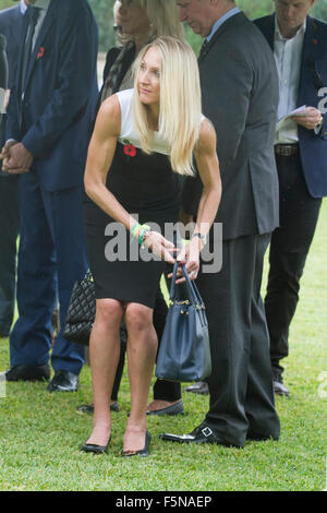 Beirut, Libanon. 7. November 2015. Bild: Englisch Läufer Paula Radcliffe besucht den Dienst der Erinnerung auf dem Commonwealth Gräber Friedhof in Beirut Libanon zusammen mit anderen ausländischen Würdenträgern aus Australien, Großbritannien und den Vereinten Nationen Kredit: Amer Ghazzal/Alamy Live-Nachrichten Stockfoto