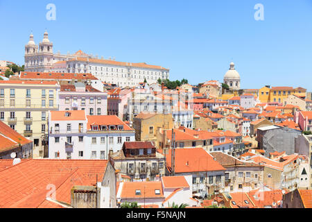 Alfama ältesten Bezirk malerische Aussicht vom Miradouro. Dächer, Kloster von São Vicente de Fora und Kirche Lissabon Portugal Stockfoto