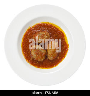 Frikadellen, bekannt als Albondigas in der spanischen Küche oder Polpette in der italienischen Küche, mit Tomatensauce, Olivenöl auf einem weißen Teller Stockfoto