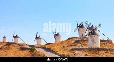 Windmühlen von Consuegra Wahrzeichen. Consuegra ist berühmt wegen seiner Cervantes Don Quixote Windmühlen. Panorama 2-1-format Stockfoto