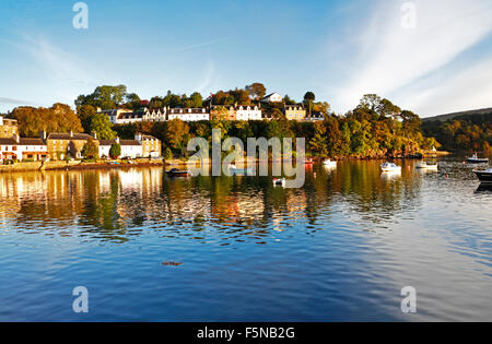 Reflexionen im Hafen von Portree, Isle Of Skye, innere Hebriden, Schottland, Vereinigtes Königreich. Stockfoto