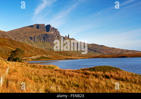 Ein Blick auf Loch Fada und The Storr auf Trotternish, Isle Of Skye, innere Hebriden, Schottland, Vereinigtes Königreich. Stockfoto