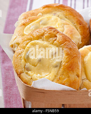 Käsekuchen mit Quark und Rosinen in einem Weidenkorb Stockfoto