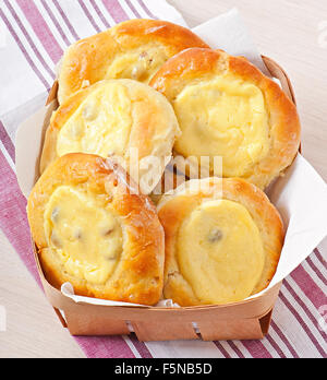 Käsekuchen mit Quark und Rosinen in einem Weidenkorb Stockfoto