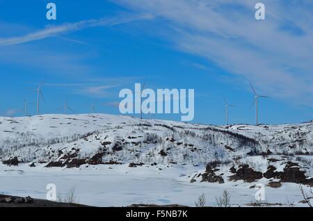 Windmühle Park auf verschneite Berggipfel im sonnigen Winter Stockfoto