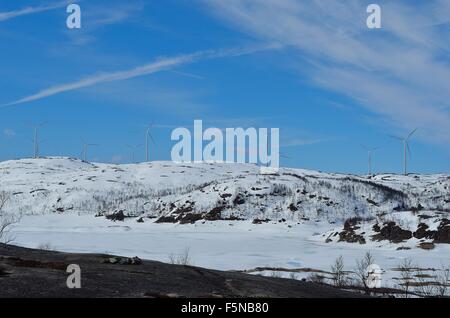 Windmühle Park auf verschneite Berggipfel im sonnigen Winter Stockfoto