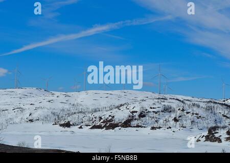 Windmühle Park auf verschneite Berggipfel im sonnigen Winter Stockfoto