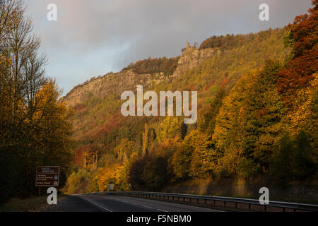 Kinnoull Hill und Turm in der Nähe von Perth in Schottland die A90 Trunk Road im Herbst entnommen. Stockfoto