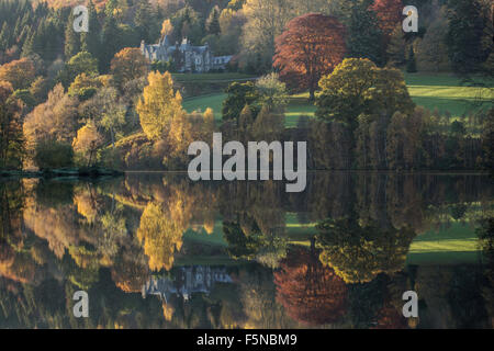 Perfekte Reflexionen die Herbstfarben am Loch Tummel, Schottland Stockfoto