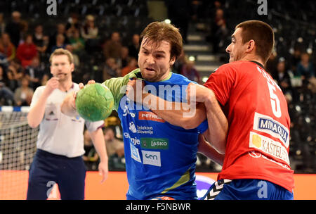 Flensburg, Deutschland. 6. November 2015. Sloweniens Klemen Cehte (C) in Aktion gegen Serbiens Zarko Sesum (R) während der Supercup Herren Handball-Match zwischen Serbien und Slowenien in Flensburg, Deutschland, 6. November 2015. Foto: Carsten Rehder/Dpa/Alamy Live News Stockfoto