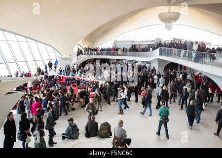 Blick auf die Menge an historischen TWA Flight Center Flughafen-terminal am John F. Kennedy International Airport Stockfoto