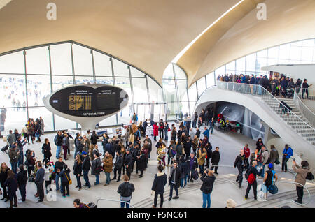 Blick auf die Menge an historischen TWA Flight Center Flughafen-terminal am John F. Kennedy International Airport Stockfoto