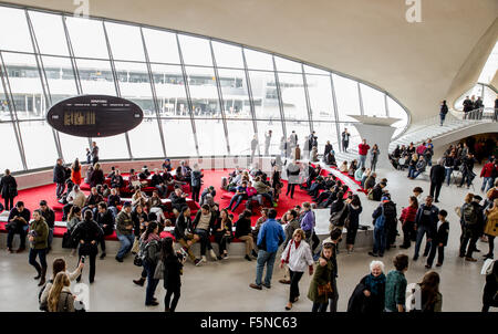 Blick auf die Menge an historischen TWA Flight Center Flughafen-terminal am John F. Kennedy International Airport Stockfoto
