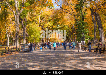 -NEW YORK 30. Oktober 2015: Herbst Stadtansicht von der literarischen Spaziergang Mall am Central Park in Manhattan mit Menschen sichtbar. Stockfoto
