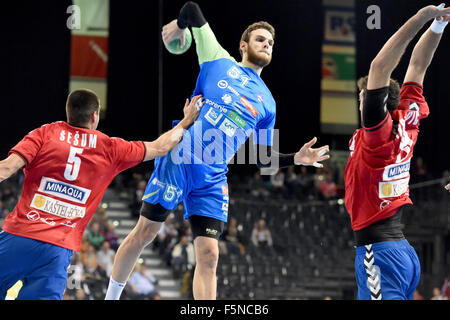 Flensburg, Deutschland. 6. November 2015. Sloweniens Borut Mackovsek (C) in Aktion gegen Serbiens Zarko Sesum (L) und Ilja Abutovic während der Supercup Herren Handball-Match zwischen Serbien und Slowenien in Flensburg, Deutschland, 6. November 2015. Foto: Carsten Rehder/Dpa/Alamy Live News Stockfoto