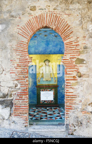 Cristo de Los Vientos von Guillermo Pérez Villalta am Tor Puerta de Jerez in Tarifa, Provinz Cadiz, Andalusien, Spanien Stockfoto