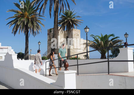 Miramar-Turm und Gärten in Tarifa Altstadt, Provinz Cadiz, Andalusien, Spanien Stockfoto