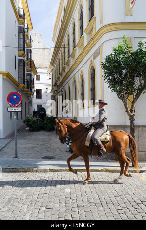 Andalusische Mann auf Vollblut Pferd in Tarifa Altstadt, Provinz Cadiz, Andalusien, Spanien Stockfoto