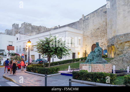 Gute Guzman Schloss und Denkmal für Sancho IV in der Abenddämmerung in Tarifa, Provinz Cadiz, Andalusien, Spanien Stockfoto