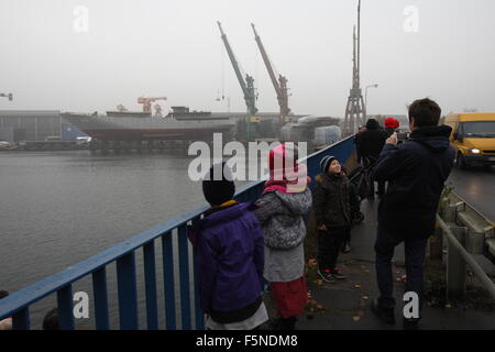 Danzig, Polen 7. November 2015 Gdansk 11.07.2015 Segeln Schiff startet in der Remontowa Schiffbau-Werft in Danzig. Schiff gebaut, für die algerische Marine der erste in der Geschichte der Segelschiff ist, und insgesamt 1000 Schiff im Remontowa Schiffbau gebaut. Die Einheit erhielt den Namen El-Mellah, was auf Arabisch "Sailor bedeutet". Seine Länge beträgt 110 Meter, Breite 14,5 Meter, und die Segelfläche beträgt 3000 m2. Geschwindigkeit unter Segeln 17 Knoten.  Bildnachweis: Michal Fludra/Alamy Live-Nachrichten Stockfoto