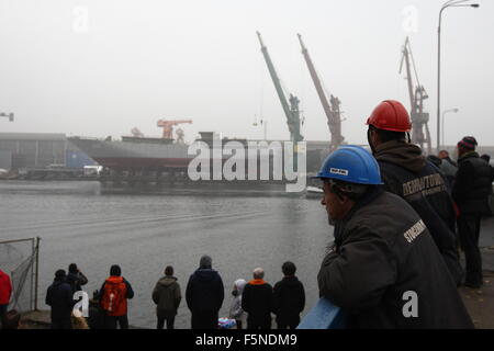 Danzig, Polen 7. November 2015 Gdansk 11.07.2015 Segeln Schiff startet in der Remontowa Schiffbau-Werft in Danzig. Schiff gebaut, für die algerische Marine der erste in der Geschichte der Segelschiff ist, und insgesamt 1000 Schiff im Remontowa Schiffbau gebaut. Die Einheit erhielt den Namen El-Mellah, was auf Arabisch "Sailor bedeutet". Seine Länge beträgt 110 Meter, Breite 14,5 Meter, und die Segelfläche beträgt 3000 m2. Geschwindigkeit unter Segeln 17 Knoten.  Bildnachweis: Michal Fludra/Alamy Live-Nachrichten Stockfoto