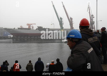 Danzig, Polen 7. November 2015 Gdansk 11.07.2015 Segeln Schiff startet in der Remontowa Schiffbau-Werft in Danzig. Schiff gebaut, für die algerische Marine der erste in der Geschichte der Segelschiff ist, und insgesamt 1000 Schiff im Remontowa Schiffbau gebaut. Die Einheit erhielt den Namen El-Mellah, was auf Arabisch "Sailor bedeutet". Seine Länge beträgt 110 Meter, Breite 14,5 Meter, und die Segelfläche beträgt 3000 m2. Geschwindigkeit unter Segeln 17 Knoten.  Bildnachweis: Michal Fludra/Alamy Live-Nachrichten Stockfoto