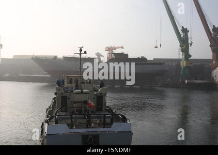 Danzig, Polen 7. November 2015 Gdansk 11.07.2015 Segeln Schiff startet in der Remontowa Schiffbau-Werft in Danzig. Schiff gebaut, für die algerische Marine der erste in der Geschichte der Segelschiff ist, und insgesamt 1000 Schiff im Remontowa Schiffbau gebaut. Die Einheit erhielt den Namen El-Mellah, was auf Arabisch "Sailor bedeutet". Seine Länge beträgt 110 Meter, Breite 14,5 Meter, und die Segelfläche beträgt 3000 m2. Geschwindigkeit unter Segeln 17 Knoten.  Bildnachweis: Michal Fludra/Alamy Live-Nachrichten Stockfoto