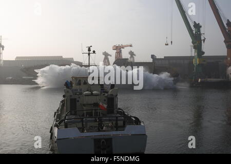 Danzig, Polen 7. November 2015 Gdansk 11.07.2015 Segeln Schiff startet in der Remontowa Schiffbau-Werft in Danzig. Schiff gebaut, für die algerische Marine der erste in der Geschichte der Segelschiff ist, und insgesamt 1000 Schiff im Remontowa Schiffbau gebaut. Die Einheit erhielt den Namen El-Mellah, was auf Arabisch "Sailor bedeutet". Seine Länge beträgt 110 Meter, Breite 14,5 Meter, und die Segelfläche beträgt 3000 m2. Geschwindigkeit unter Segeln 17 Knoten.  Bildnachweis: Michal Fludra/Alamy Live-Nachrichten Stockfoto