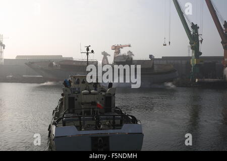 Danzig, Polen 7. November 2015 Gdansk 11.07.2015 Segeln Schiff startet in der Remontowa Schiffbau-Werft in Danzig. Schiff gebaut, für die algerische Marine der erste in der Geschichte der Segelschiff ist, und insgesamt 1000 Schiff im Remontowa Schiffbau gebaut. Die Einheit erhielt den Namen El-Mellah, was auf Arabisch "Sailor bedeutet". Seine Länge beträgt 110 Meter, Breite 14,5 Meter, und die Segelfläche beträgt 3000 m2. Geschwindigkeit unter Segeln 17 Knoten.  Bildnachweis: Michal Fludra/Alamy Live-Nachrichten Stockfoto