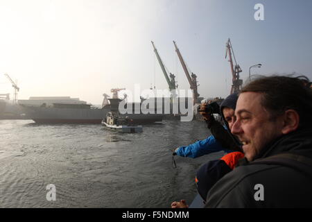 Danzig, Polen 7. November 2015 Gdansk 11.07.2015 Segeln Schiff startet in der Remontowa Schiffbau-Werft in Danzig. Schiff gebaut, für die algerische Marine der erste in der Geschichte der Segelschiff ist, und insgesamt 1000 Schiff im Remontowa Schiffbau gebaut. Die Einheit erhielt den Namen El-Mellah, was auf Arabisch "Sailor bedeutet". Seine Länge beträgt 110 Meter, Breite 14,5 Meter, und die Segelfläche beträgt 3000 m2. Geschwindigkeit unter Segeln 17 Knoten.  Bildnachweis: Michal Fludra/Alamy Live-Nachrichten Stockfoto