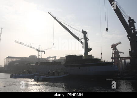 Danzig, Polen 7. November 2015 Gdansk 11.07.2015 Segeln Schiff startet in der Remontowa Schiffbau-Werft in Danzig. Schiff gebaut, für die algerische Marine der erste in der Geschichte der Segelschiff ist, und insgesamt 1000 Schiff im Remontowa Schiffbau gebaut. Die Einheit erhielt den Namen El-Mellah, was auf Arabisch "Sailor bedeutet". Seine Länge beträgt 110 Meter, Breite 14,5 Meter, und die Segelfläche beträgt 3000 m2. Geschwindigkeit unter Segeln 17 Knoten.  Bildnachweis: Michal Fludra/Alamy Live-Nachrichten Stockfoto