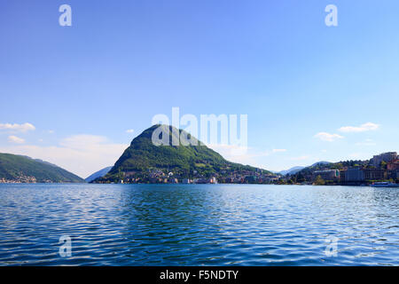 Lugano See und die Berge Landschaft. Stadt, Wasser, blauem Himmel und Berge. Tessin, Schweizer oder in der Schweiz, Europa. Stockfoto