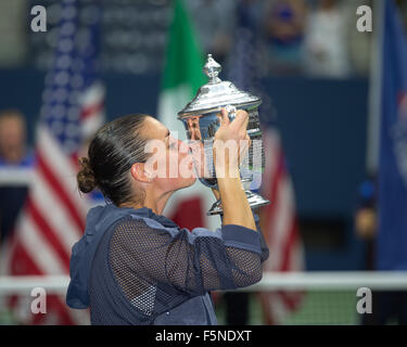 Flavia Pennetta mit der Trophäe in der 2015 uns offen Flushing Meadows, USTA Billie Jean King National Tennis Center, New York, Stockfoto