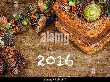 Weihnachten dekorative Komposition auf hölzernen Hintergrund. Stockfoto