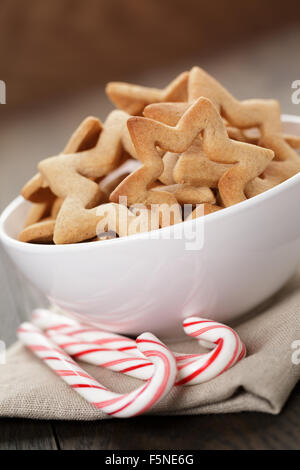 klassische Sterne Cookies in weiße Schüssel mit Zuckerstange Stockfoto