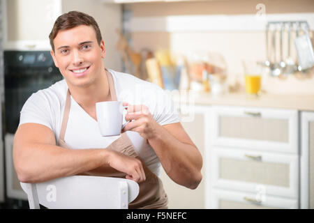 Mann mit einer Tasse trinken in der Küche. Stockfoto