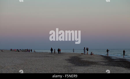 Eine abendliche Ritual im Sommer an den Stränden an der Westküste von Dänemark ist zu gehen und den Sonnenuntergang von der Uferlinie. Stockfoto