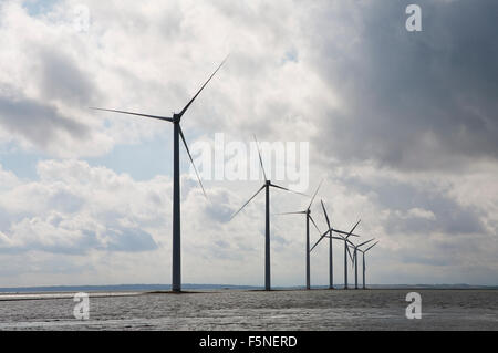 Dänemark ist bekannt für Abhängigkeit von Windenergie als Alternative zu fossilen Brennstoffen. Windmühlen sind überall zu finden. Stockfoto