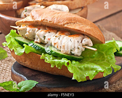 Big Sandwich mit Hähnchen Döner und Salat Stockfoto