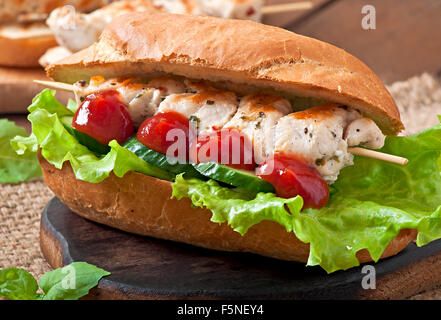 Big Sandwich mit Hähnchen Döner und Salat Stockfoto