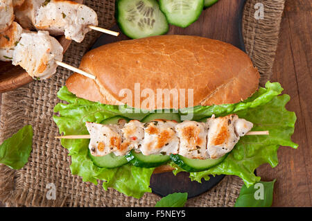 Big Sandwich mit Hähnchen Döner und Salat Stockfoto