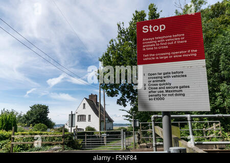 Glan y Mor Elias Bahnübergang auf der nordwalisischen Küste in der Nähe von Llanfairfechan Stockfoto