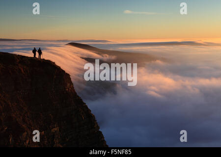 2 Wanderer bewundern die Aussicht vom Mam Tor im Peak District Stockfoto