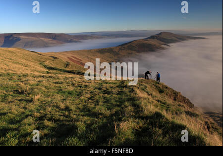 2 Fotografen fotografieren eine Temperaturumkehr am Mam Tor im Peak District Stockfoto