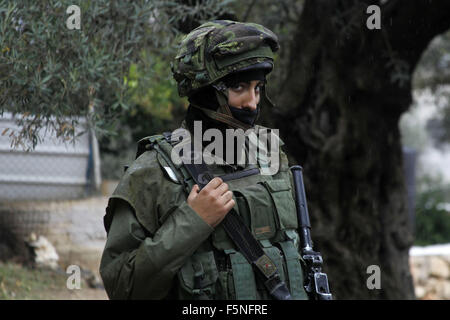 Hebron, Westjordanland, Palästinensische Gebiete. 7. November 2015. Israelische Soldaten Wache vor einem Haus der Jugend gegen die Siedlung in der Westbank-Stadt Hebron 7. November 2015. Die israelischen Besatzungstruppen besetzen das Zentrum Jugend gegen Siedlung Inhaftierung von drei Aktivisten dort, '' sagte eine Erklärung auf Facebook gepostet. "sie sind alle gesperrt in der Mitte, von der Nutzung ihres Handys oder im Internet verboten. [Soldaten sind] nicht so dass niemand hinein oder aus ihm heraus. Bildnachweis: ZUMA Press, Inc./Alamy Live-Nachrichten Stockfoto