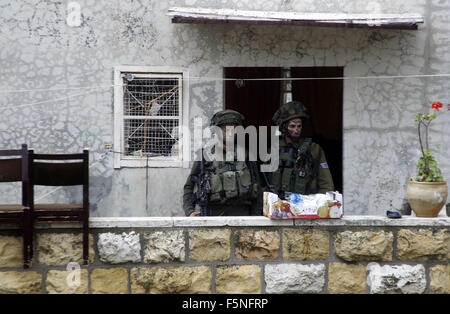 Hebron, Westjordanland, Palästinensische Gebiete. 7. November 2015. Israelische Soldaten Wache vor einem Haus der Jugend gegen die Siedlung in der Westbank-Stadt Hebron 7. November 2015. Die israelischen Besatzungstruppen besetzen das Zentrum Jugend gegen Siedlung Inhaftierung von drei Aktivisten dort, '' sagte eine Erklärung auf Facebook gepostet. "sie sind alle gesperrt in der Mitte, von der Nutzung ihres Handys oder im Internet verboten. [Soldaten sind] nicht so dass niemand hinein oder aus ihm heraus. Bildnachweis: ZUMA Press, Inc./Alamy Live-Nachrichten Stockfoto